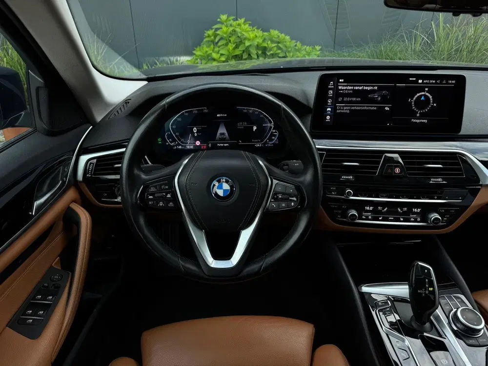 BMW 5-serie 520e LCI High Executive uit 2022, foto 2