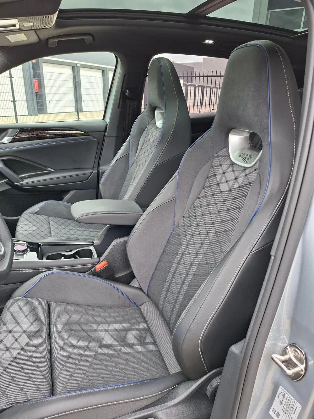 Volkswagen Tiguan 1.5 Etsi R-Line Dsg-7 Pano IQ Trekhaak 36 uit 2025, foto 12