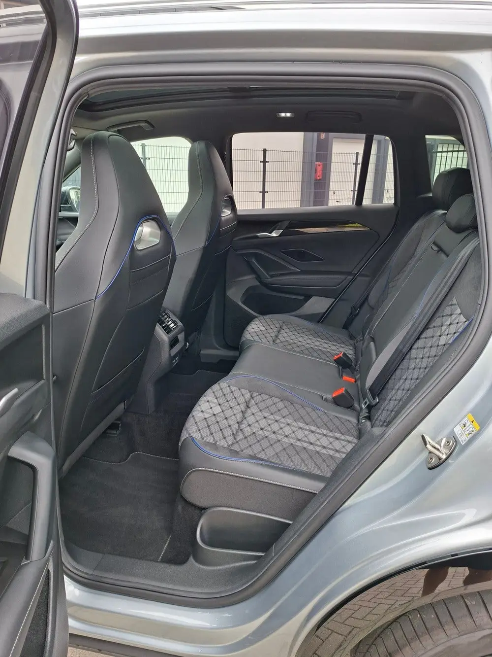 Volkswagen Tiguan 1.5 Etsi R-Line Dsg-7 Pano IQ Trekhaak 36 uit 2025, foto 14