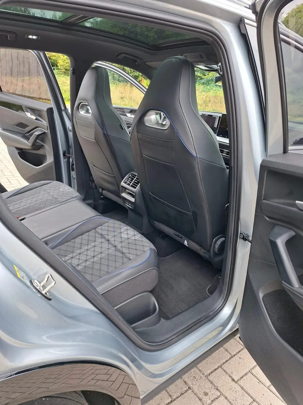 Volkswagen Tiguan 1.5 Etsi R-Line Dsg-7 Pano IQ Trekhaak 36 uit 2025, foto 15
