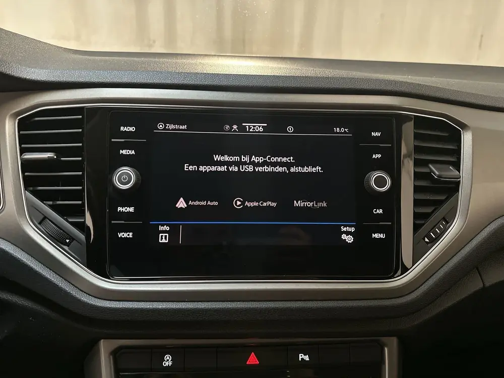 Volkswagen T-Roc 1.0 TSI Style Parkeersensoren Navigatie DAB uit 2021, foto 13