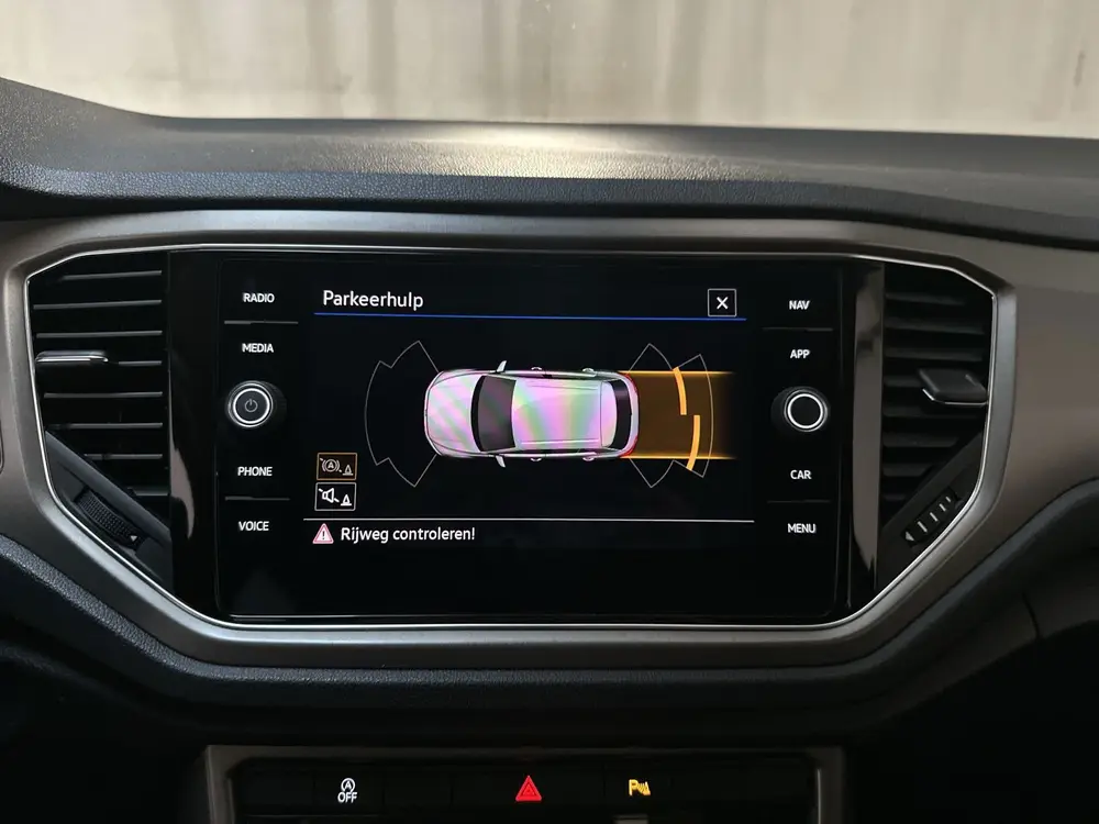 Volkswagen T-Roc 1.0 TSI Style Parkeersensoren Navigatie DAB uit 2021, foto 15