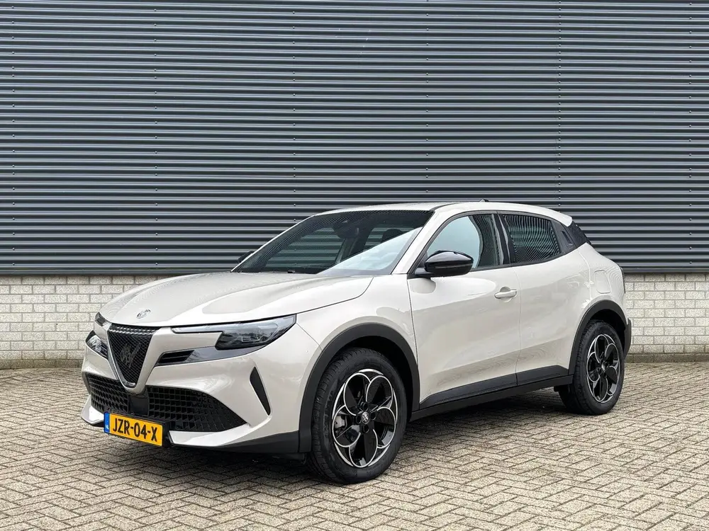 Alfa Romeo Junior 54 kWh 156pk Elettrica uit 2025, foto 2