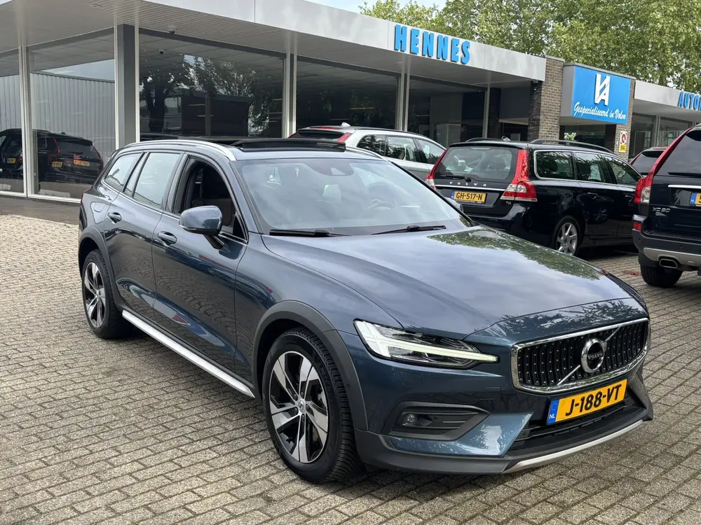 Volvo V60 Cross Country 2.0 B5 AWD Pro Panorama dak Keyless uit 2020