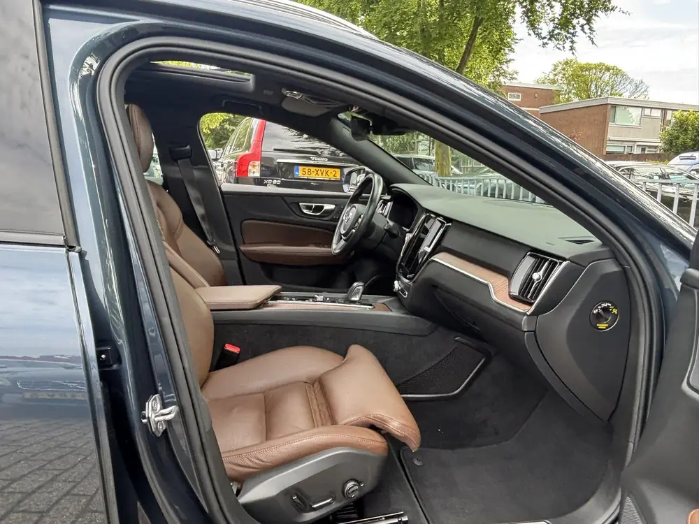 Volvo V60 Cross Country 2.0 B5 AWD Pro Panorama dak Keyless uit 2020, foto 4