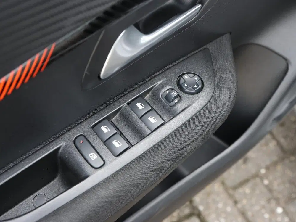 Peugeot 208 1.2 PureTech Active Pack LED uit 2021, foto 20