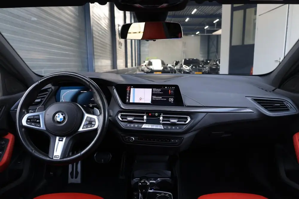 BMW 1-Serie M135i xDrive 306+PK M-PERFORMANCE/LED/VIRTUAL/SF uit 2021, foto 2