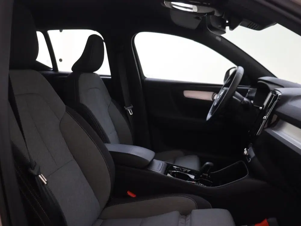 Volvo XC40 2.0 B4 Plus Dark uit 2025, foto 13