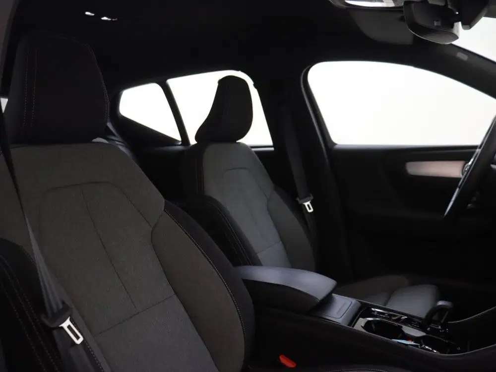 Volvo XC40 2.0 B4 Plus Dark uit 2025, foto 14