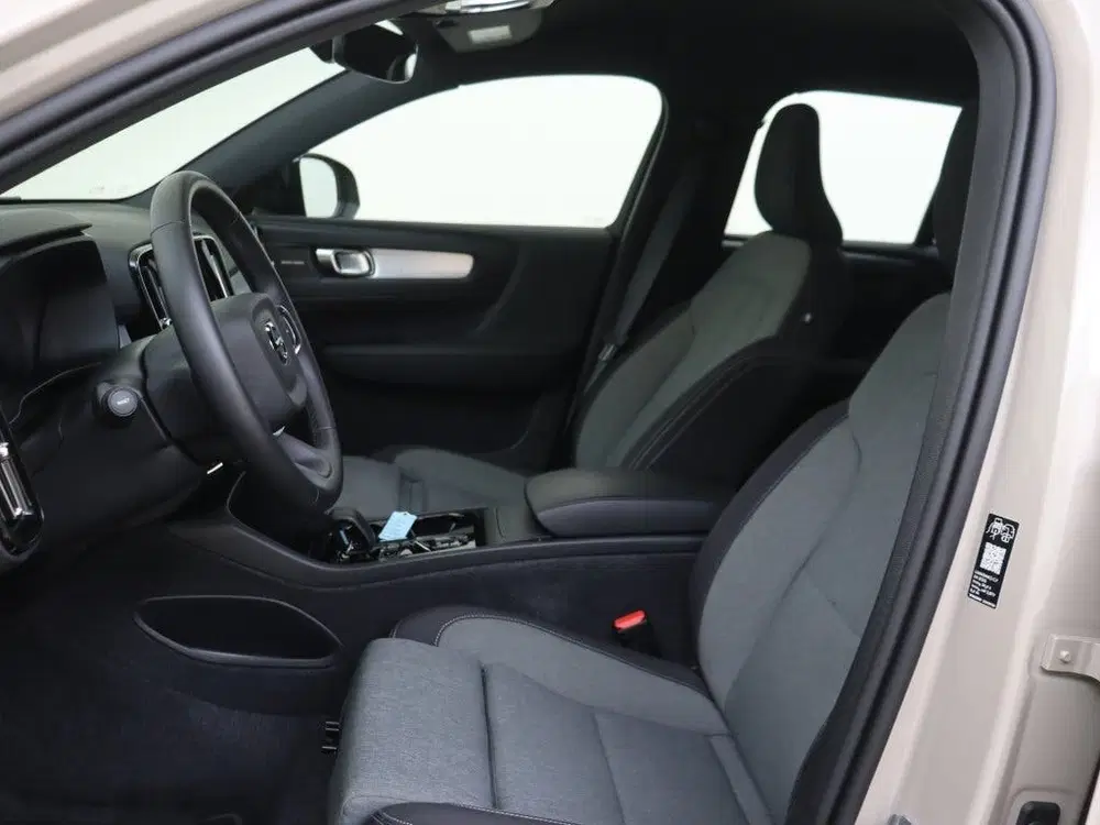 Volvo XC40 2.0 B4 Plus Dark uit 2025, foto 16