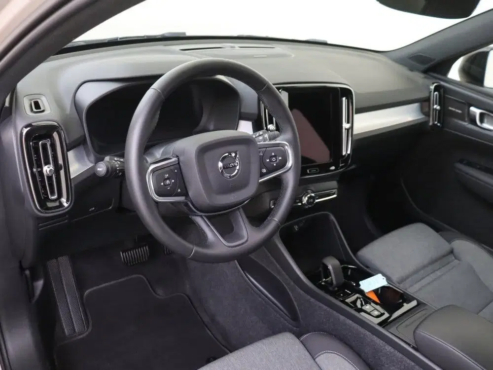 Volvo XC40 2.0 B4 Plus Dark uit 2025, foto 17