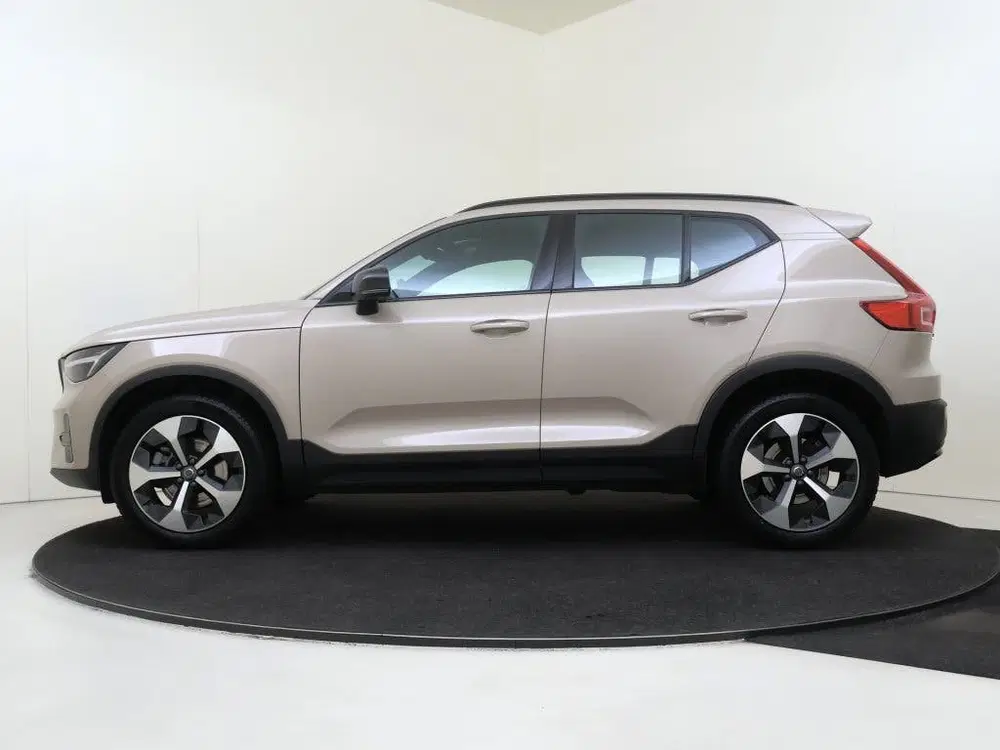 Volvo XC40 2.0 B4 Plus Dark uit 2025, foto 2