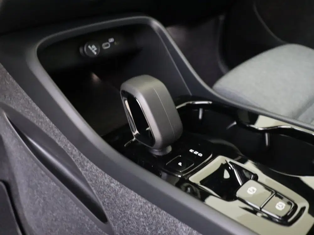 Volvo XC40 2.0 B4 Plus Dark uit 2025, foto 20