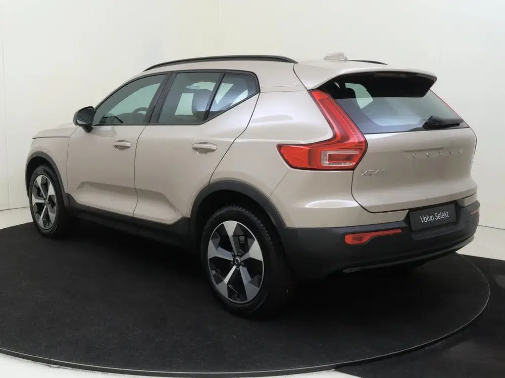 Volvo XC40 2.0 B4 Plus Dark uit 2025, foto 4