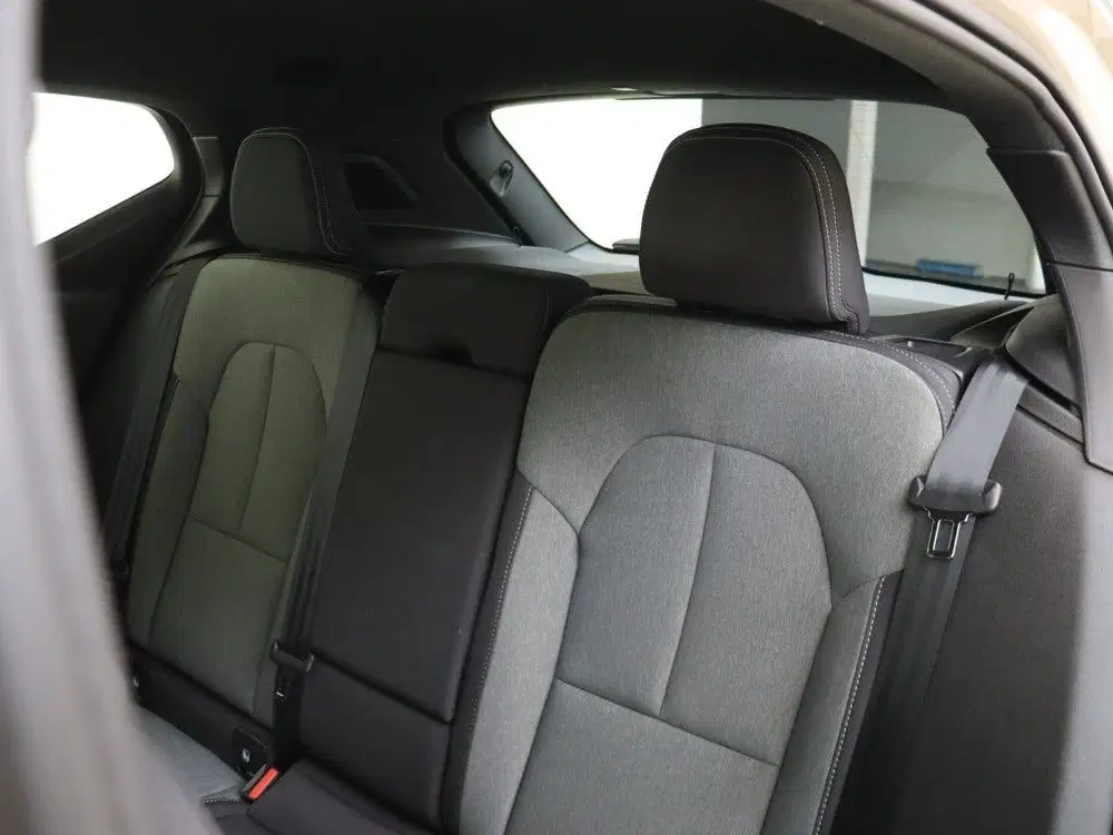 Volvo XC40 2.0 B4 Plus Dark uit 2025, foto 7