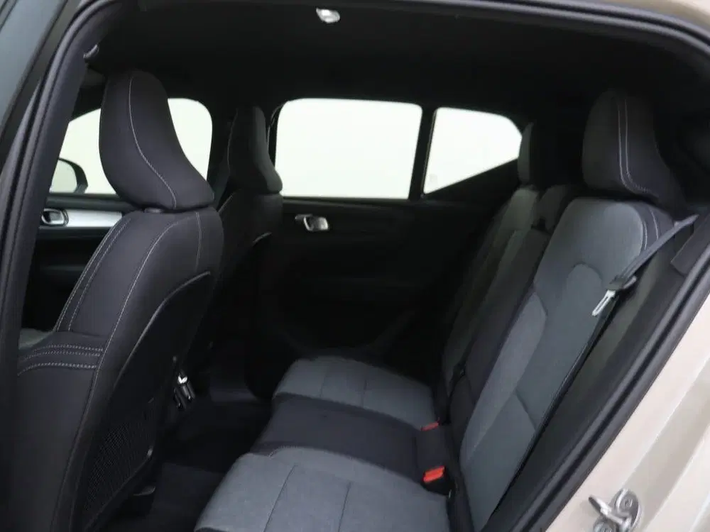 Volvo XC40 2.0 B4 Plus Dark uit 2025, foto 9