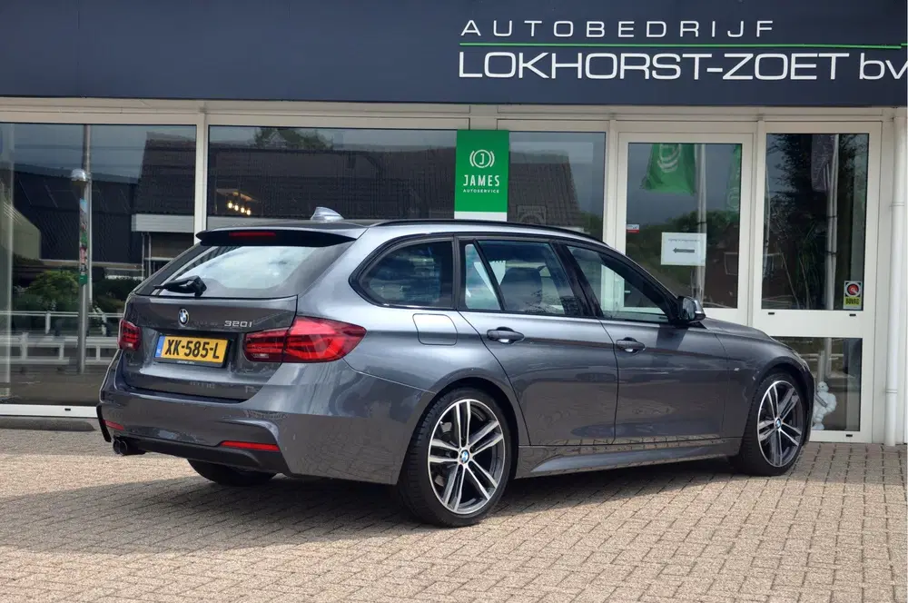 BMW 3-serie 3 Serie Touring 320i M-Sport Edition uit 2019, foto 2