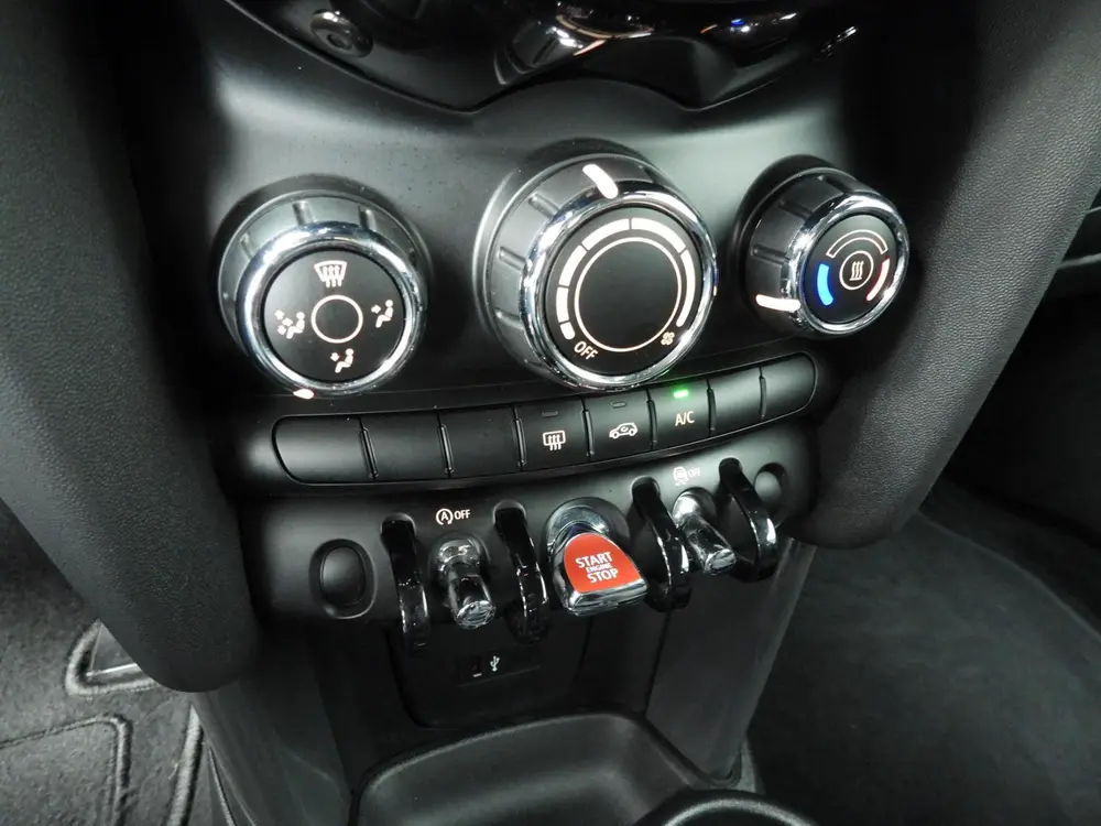 Mini 3-Deurs Cooper / Sportstoelen / Half Leder / Navigatie uit 2019, foto 14