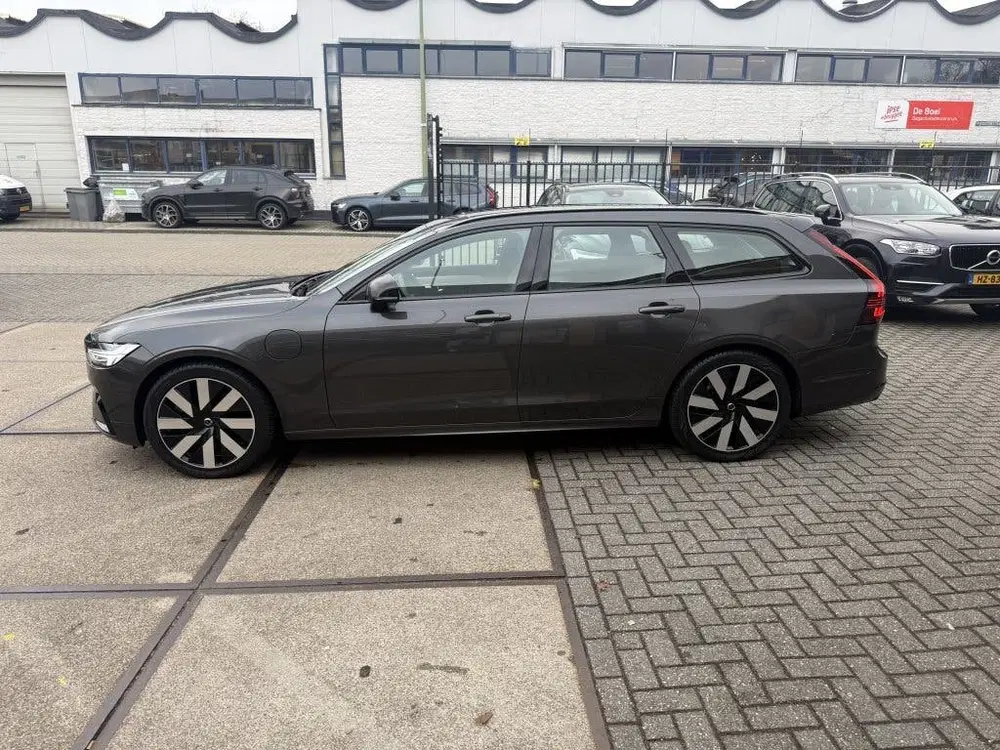 Volvo V90 T8 AWD UItra Dark uit 2025, foto 2