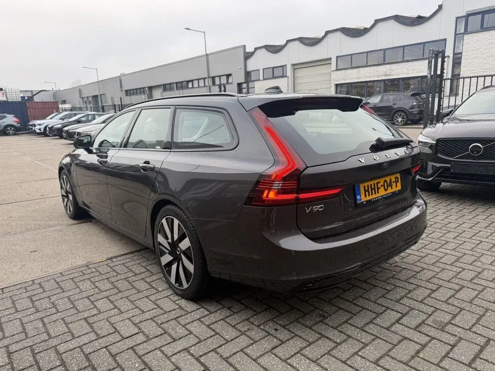 Volvo V90 T8 AWD UItra Dark uit 2025, foto 3