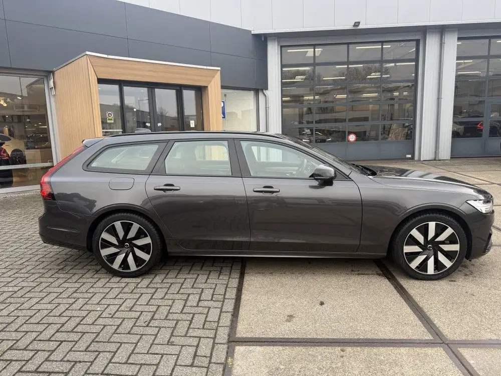 Volvo V90 T8 AWD UItra Dark uit 2025, foto 6