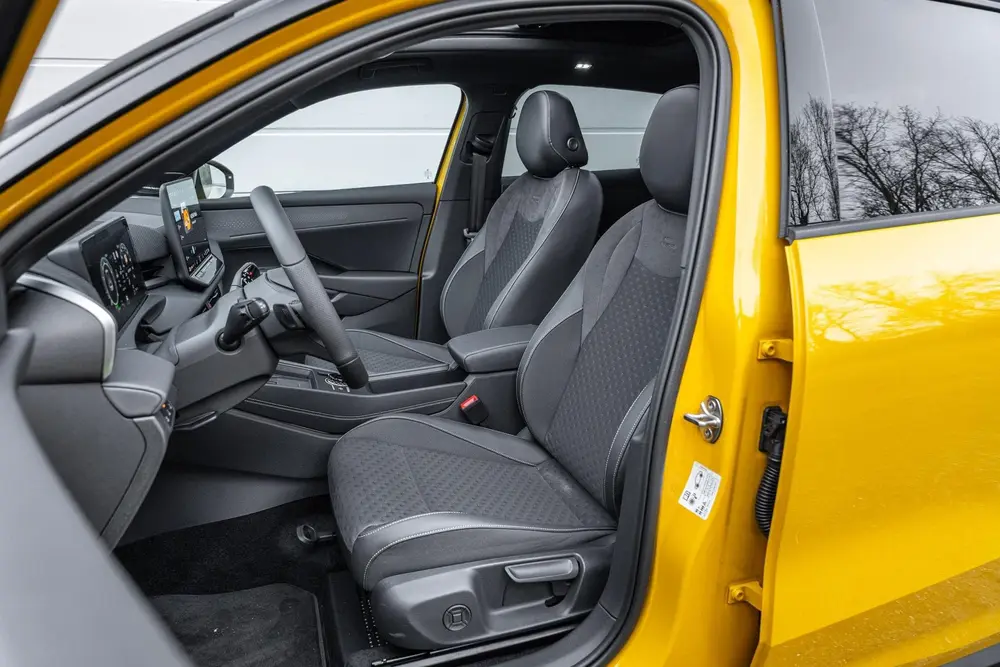 Volkswagen T-Roc 1.5 eTSI 150pk DSG R-Line First Edition | P uit 2026, foto 4