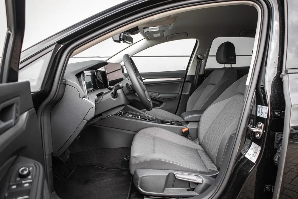 Volkswagen Golf 1.5 eHybrid 204pk Life Edition | 19" Velgen uit 2025, foto 4