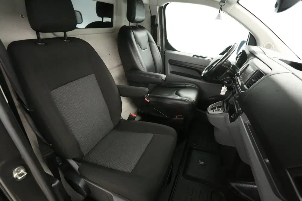 Peugeot Expert 75 kWh L2H1 uit 2022, foto 12