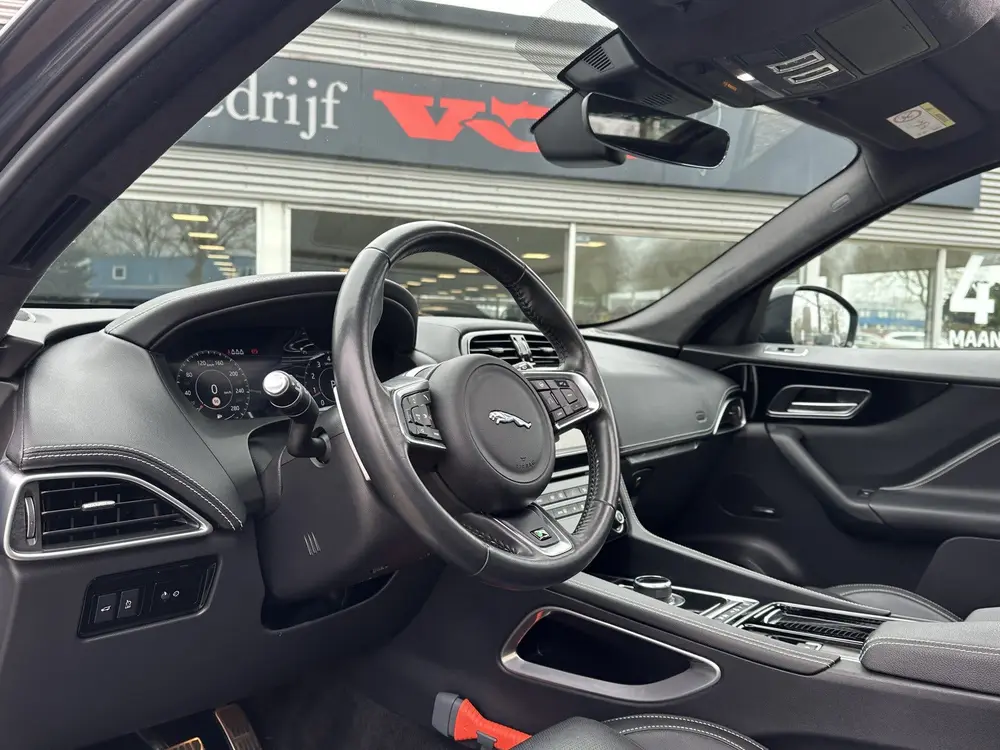 Jaguar F-Pace 2.0t AWD R-Sport uit 2020, foto 2