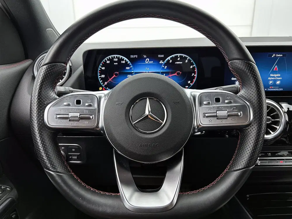 Mercedes-Benz GLA 180 AMG Line Premium uit 2022, foto 18
