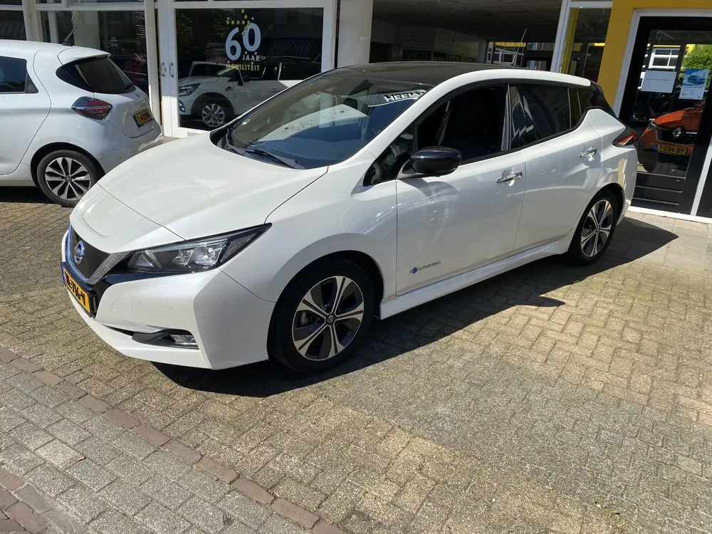 Nissan Leaf Tekna 40 kWh CAMERA AIRCO ECC PARKEERSENSOREN TW uit 2019, foto 2