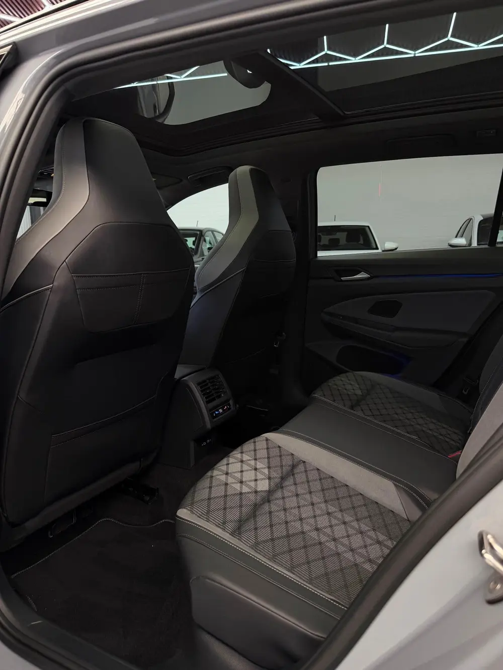 Volkswagen Golf Variant 1.5 eTSI 3x R-Line CarPlay Panorama uit 2023, foto 5