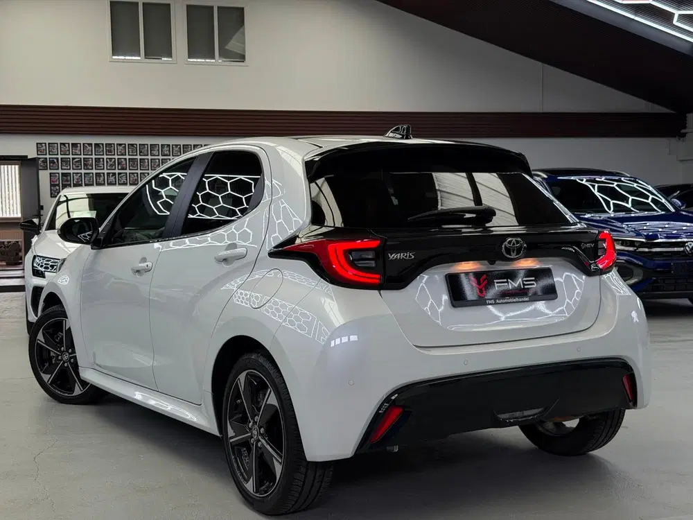 Toyota Yaris 1.5 Hybrid 130 Premiere Edition Panorama C uit 2025, foto 2