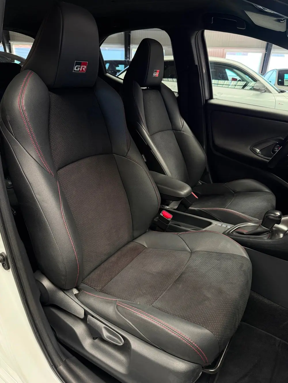 Toyota Yaris 1.5 Hybrid 130 GR SPORT HuD CarPlay Camera uit 2024, foto 4