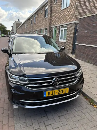 Volkswagen Tiguan 1.5 TSI 150pk 2021 Zwart iQ.light uit 2021