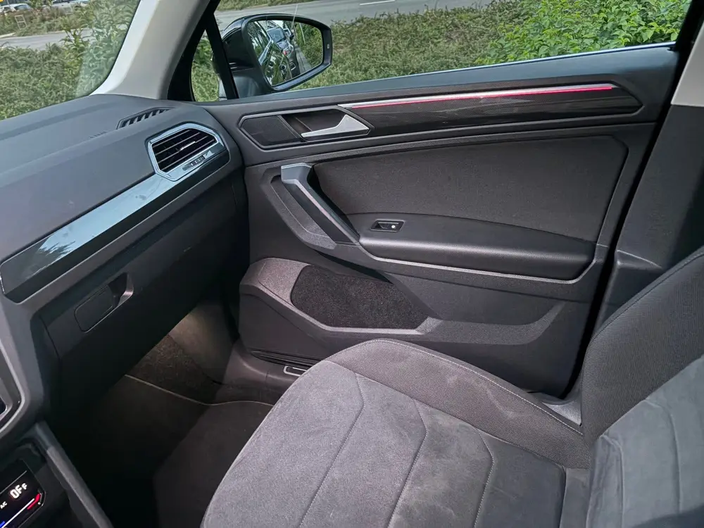 Volkswagen Tiguan 1.5 TSI 150pk 2021 Zwart iQ.light uit 2021, foto 17