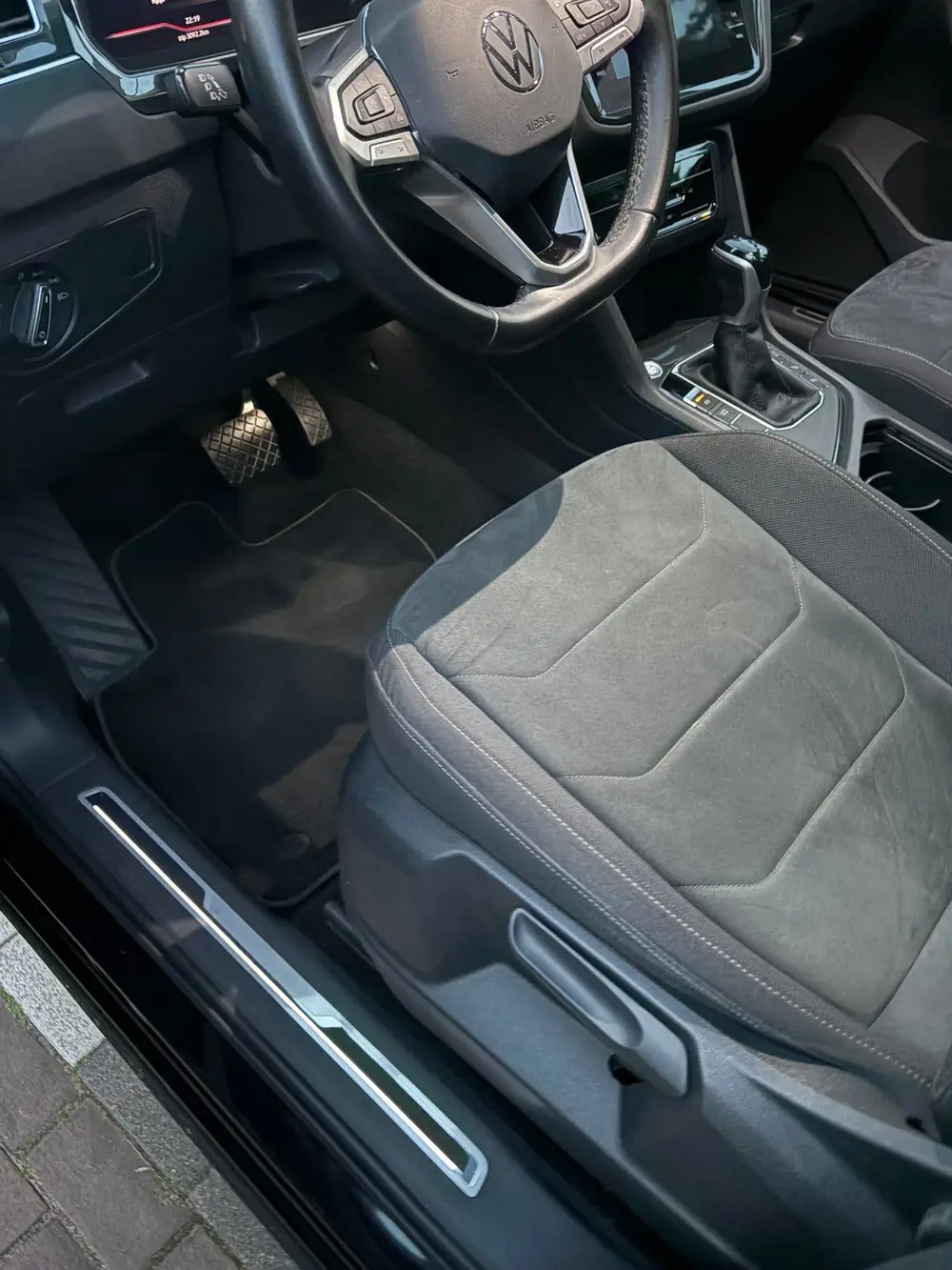 Volkswagen Tiguan 1.5 TSI 150pk 2021 Zwart iQ.light uit 2021, foto 8