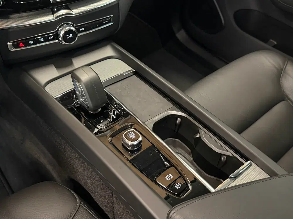Volvo XC60 2.0 T6 Plug-in hybrid AWD Plus Bright uit 2024, foto 19