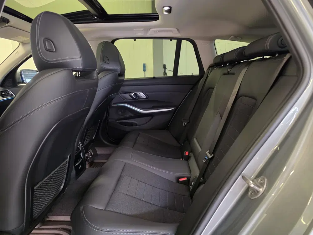 BMW 3-serie 330e xDrive uit 2022, foto 11