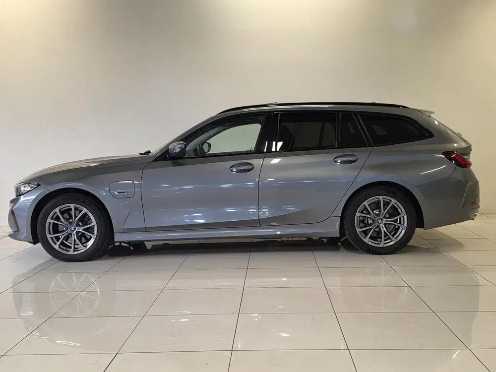 BMW 3-serie 330e xDrive uit 2022, foto 19