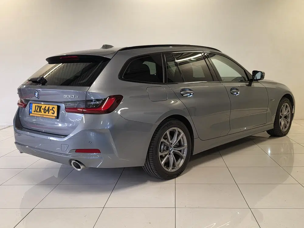BMW 3-serie 330e xDrive uit 2022, foto 5