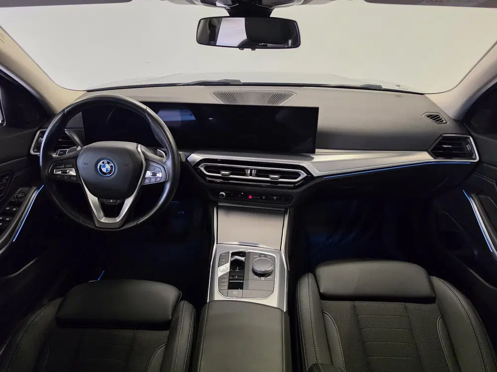 BMW 3-serie 330e xDrive uit 2022, foto 6