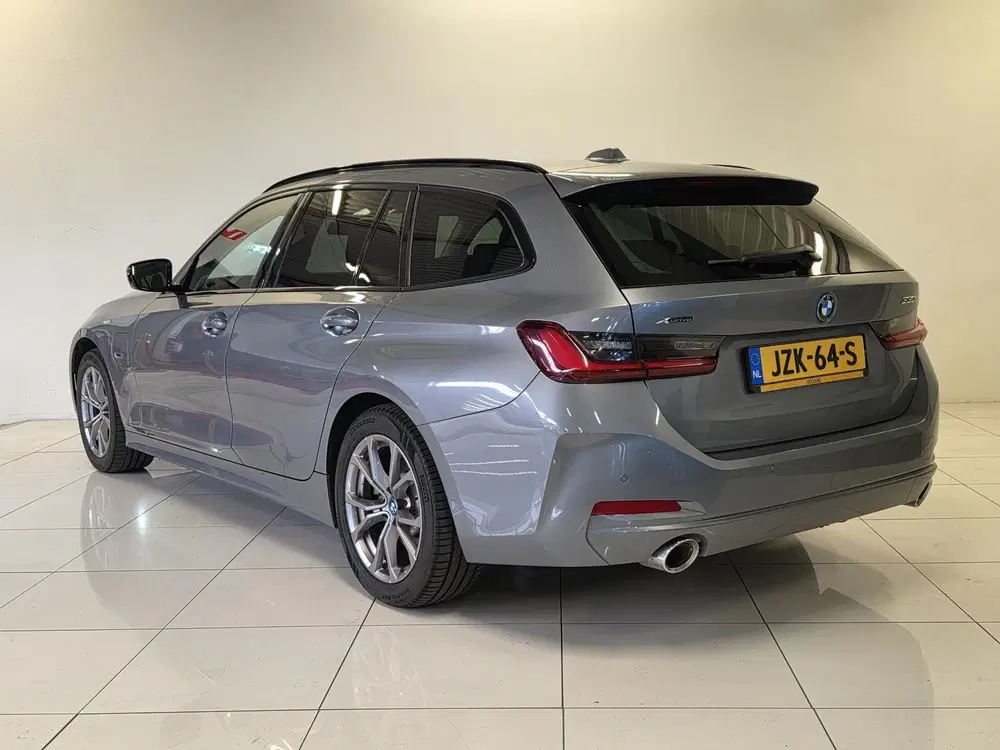 BMW 3-serie 330e xDrive uit 2022, foto 9