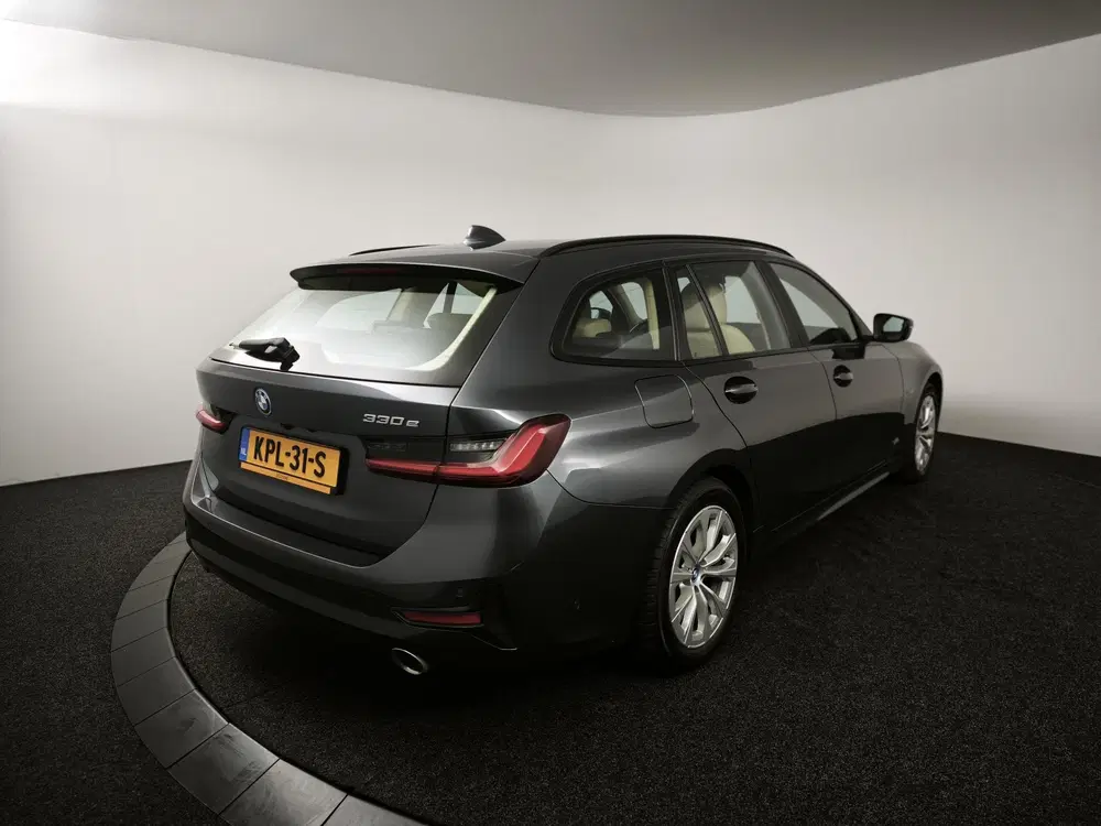 BMW 3-serie 330e Business Edition Plus uit 2022, foto 2