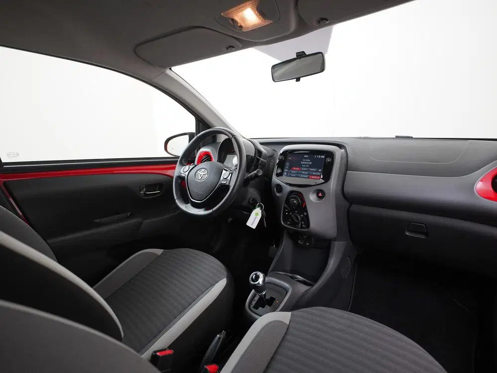 Toyota Aygo 1.0 VVT-i x-play Automaat uit 2020, foto 2