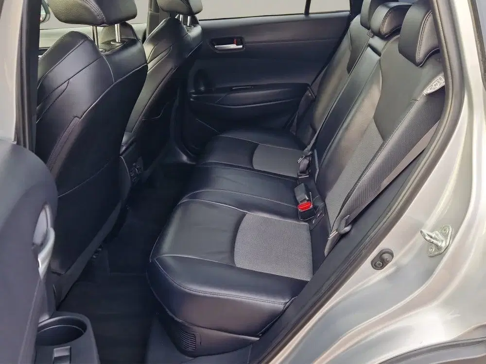 Toyota Corolla Cross 2.0 High Power Hybrid First Edition NL uit 2022, foto 13