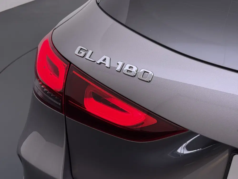 Mercedes-Benz GLA 180 AMG uit 2021, foto 3