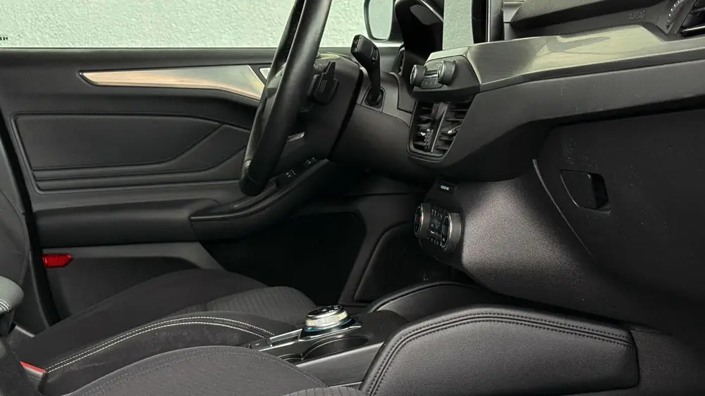 Ford Focus Wagon 1.0 EcoBoost Titanium Business uit 2019, foto 17
