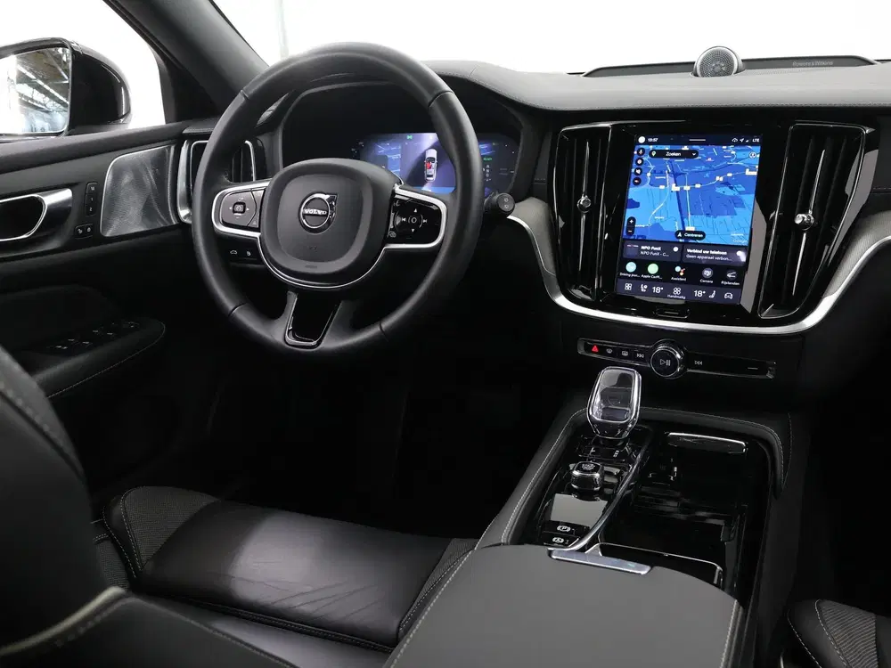 Volvo V60 2.0 T6 Plug-in hybrid AWD Ultra Dark uit 2025, foto 10