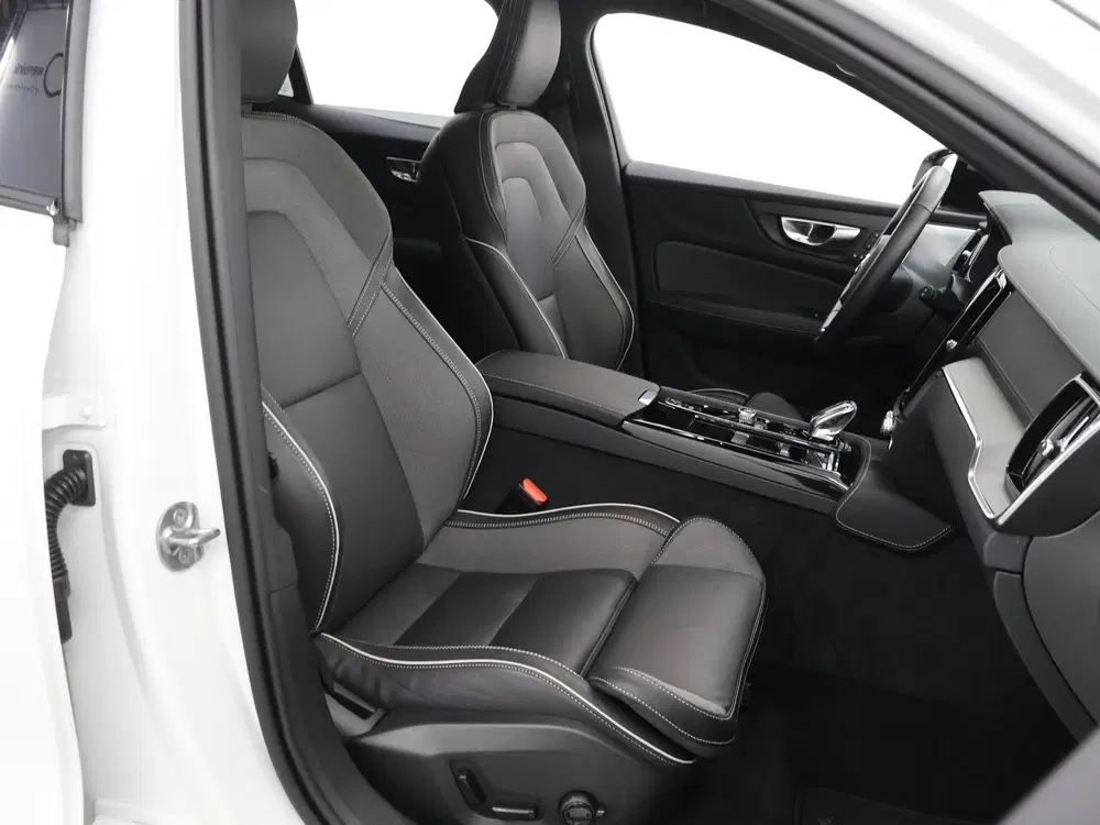 Volvo V60 2.0 T6 Plug-in hybrid AWD Ultra Dark uit 2025, foto 11
